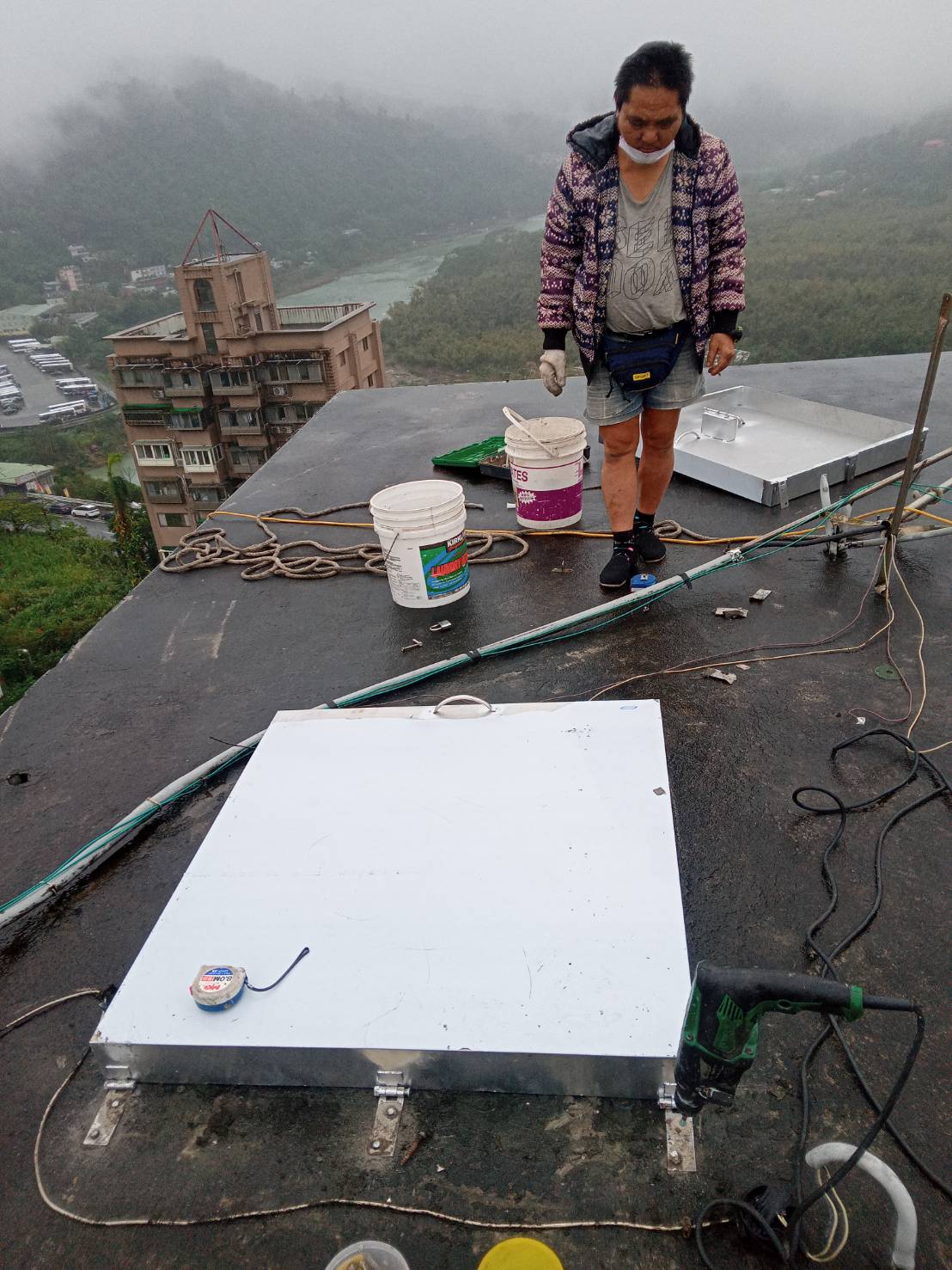 新店社區樓頂人孔蓋施工